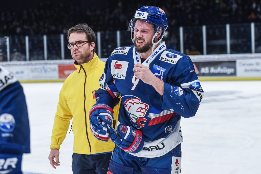 Lions Robert Nilsson geht verletzt vom Eis im Eishockey Meisterschaftsspiel der National League zwischen den ZSC Lions und dem EHC Biel, am Freitag, 19. Januar 2018, im Zuercher Hallenstadion. (KEYSTO ...