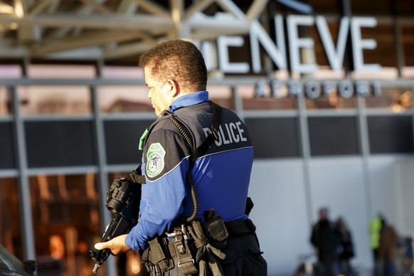 ARCHIVBILD ZUR MK DES BUNDESRATES ZUR TERRORISMUSBEKAEMPFUNG, AM FREITAG, 14. SEPTEMBER 2018 - Swiss police officer patrols at the Geneva airport during a high level of alert, in Geneva, Switzerland,  ...