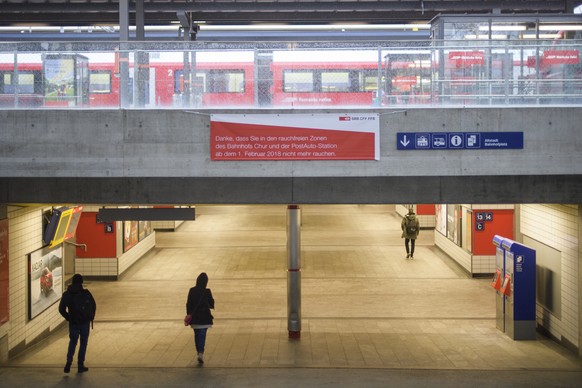 Hinweistafel auf das Rauchverbot, aufgenommen am Donnerstag, 1. Februar 2018, am Bahnhof in Chur. Die SBB testen in den Bahnhoefen Basel SBB, Bellinzona, Chur, Neuchatel, Nyon und Zuerich Stadelhofen  ...