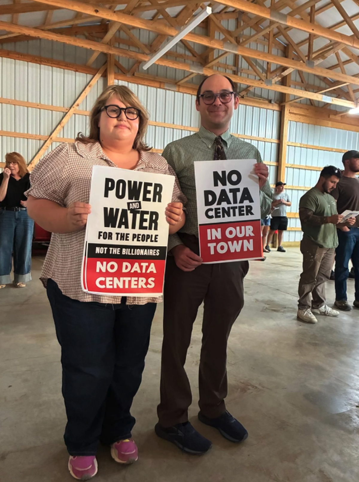 Samantha et Kevin Teal manifestent ensemble contre le projet de centre de données d'IA à Forward Township.