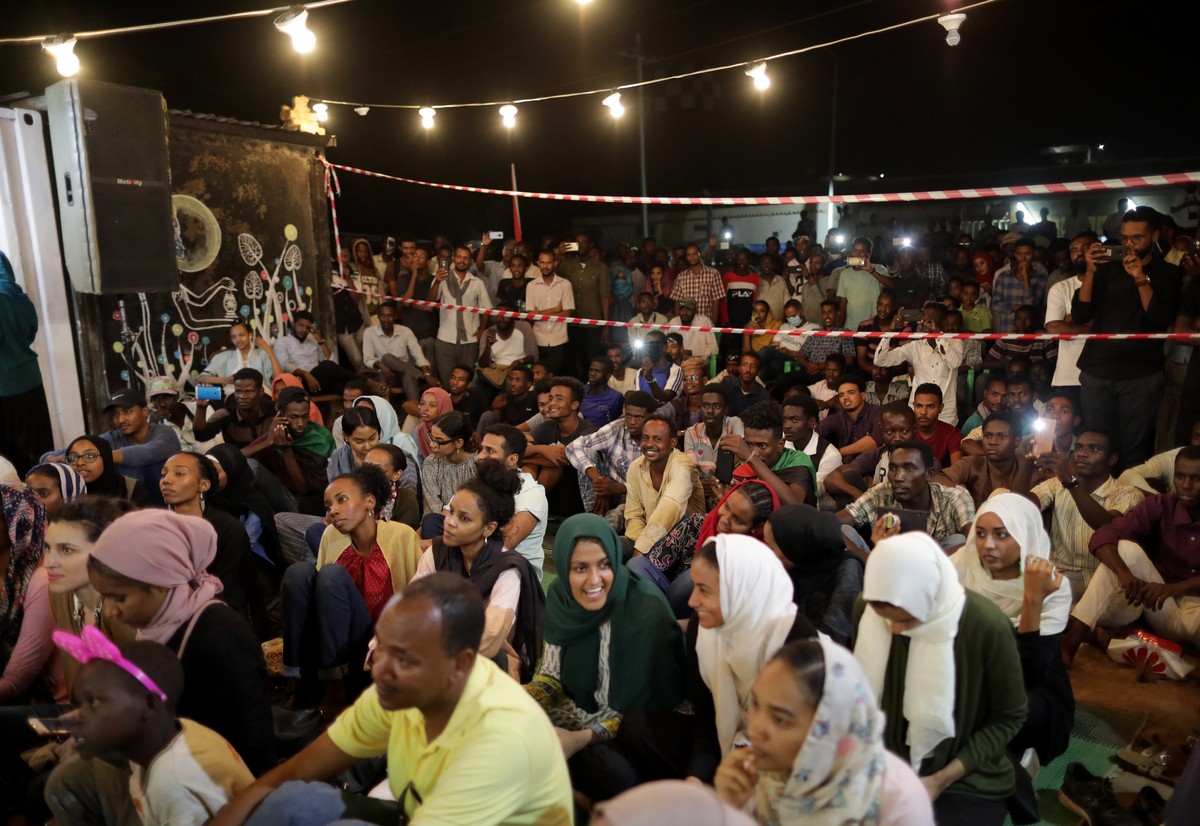epa07596053 Young Sudanese attend a cultural event at al- Mastaba space which a group of youth cleaned and rehabilitated after it was full of trash, at the sit-in site near the military headquarters i ...