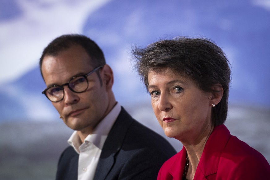 Christoph Brand, CEO Axpo, und Bundesraetin Simonetta Sommaruga, bei der Ersteinspeisung von &quot;Alpin Solar&quot;, aufgenommen am Freitag, 8. Oktober 2021, in Linthal. Der Stromkonzern Axpo baut an ...