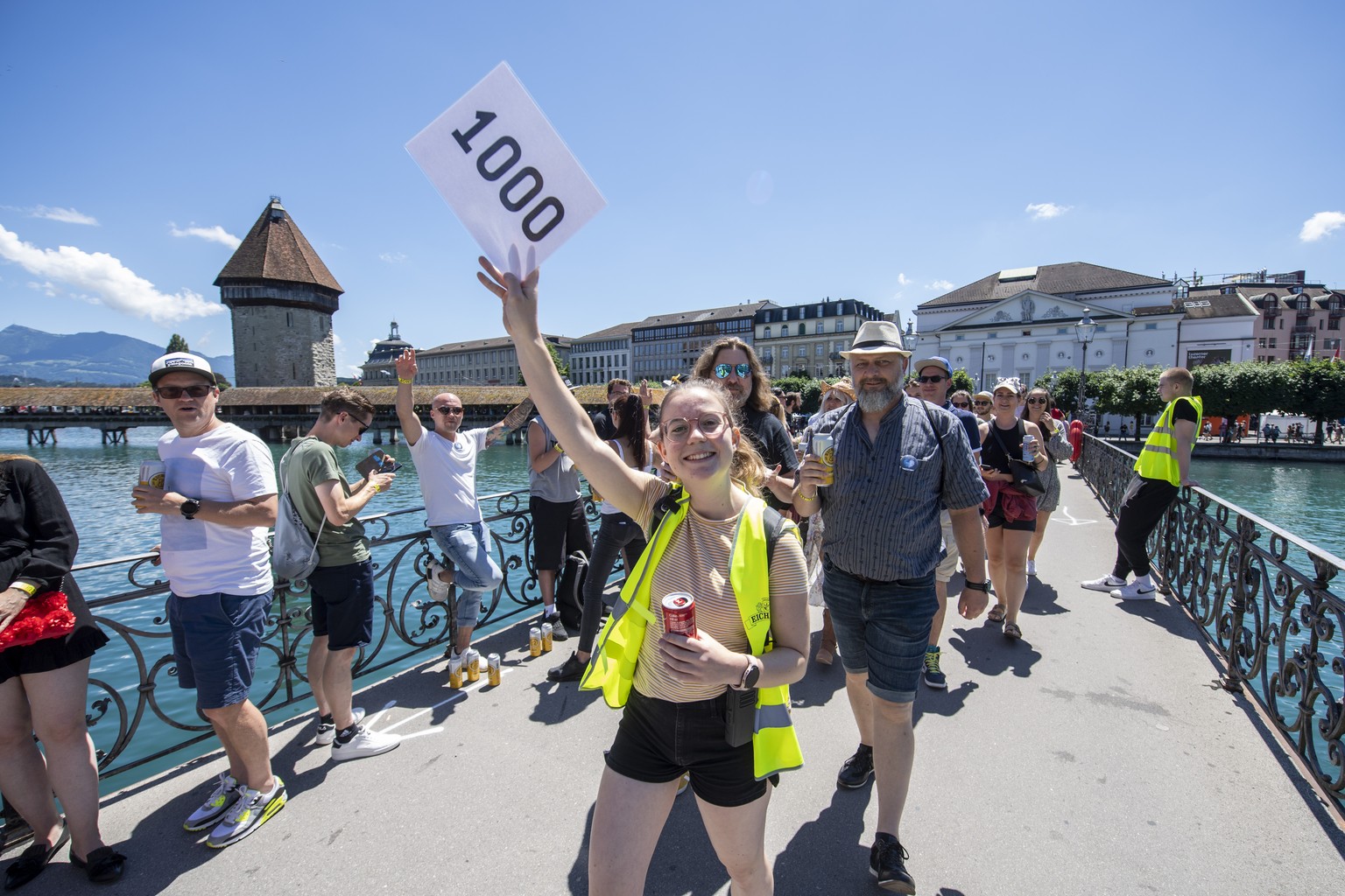Biertrinker werden zum richtigen Standpunkt gebracht und stossen dann mit dem von der Brauerei Eichhof spendierten alkoholfreien bzw. normalen Bier an, am Stadtfest Luzern am Samstag, 25. Juni 2022 in ...