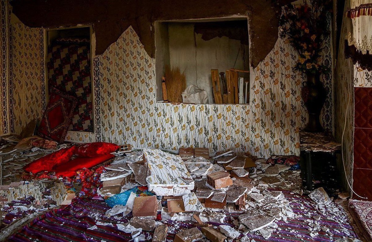L'intérieur de cette maison est partiellement détruit à cause du séisme.