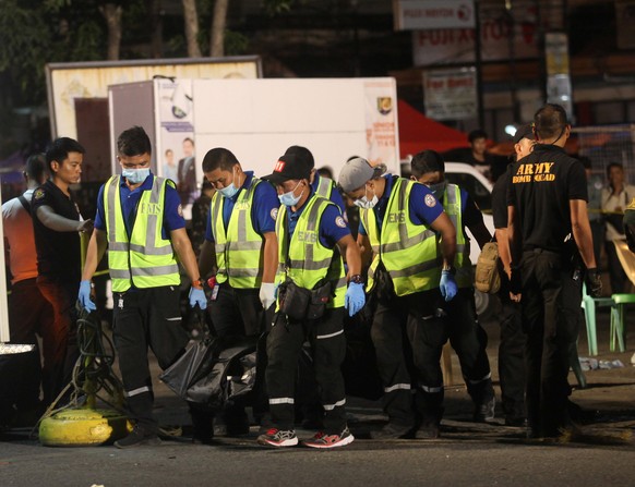 Rescuers carry a body bag after an explosion at a market in Davao City, Philippines September 3, 2016. REUTERS/Lean Daval Jr