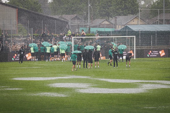 KEYPIX - Les joueurs St Gallois saluent leurs supporters apres l&#039;annonce du report du match en raison de la pluie, avant la rencontre de football de Swiss Super League entre le Yverdon Sport FC,  ...