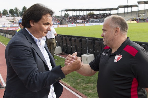 Le president du FC Sion Christian Constantin, gauche, felicite l'entraineur ad-interim Christian Zermatten, droite, a la fin de la rencontre de football du 2eme tour 1/16 de finale de la Coupe Su ...