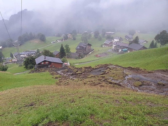 Ein kleiner Erdrutsch hat am 7. August in Braunwald GL ein Wohnhaus und Werkleitungen beschädigt.