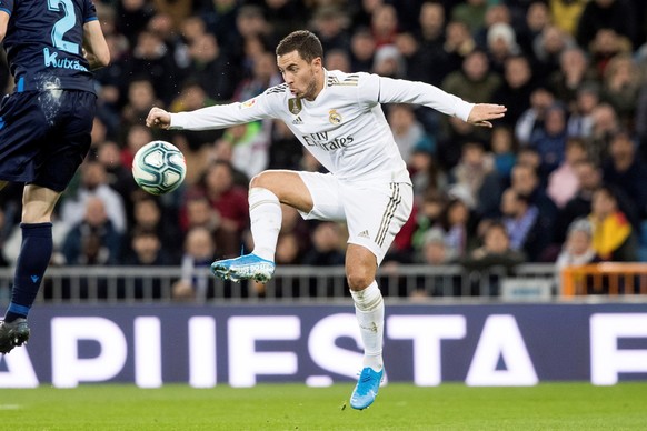 epa08020716 Real Madrid&#039;s winger Eden Hazard controls the ball during the Spanish LaLiga soccer match between Real Madrid and Real Sociedad at Santiago Bernabeu stadium in Madrid, Spain, 23 Novem ...