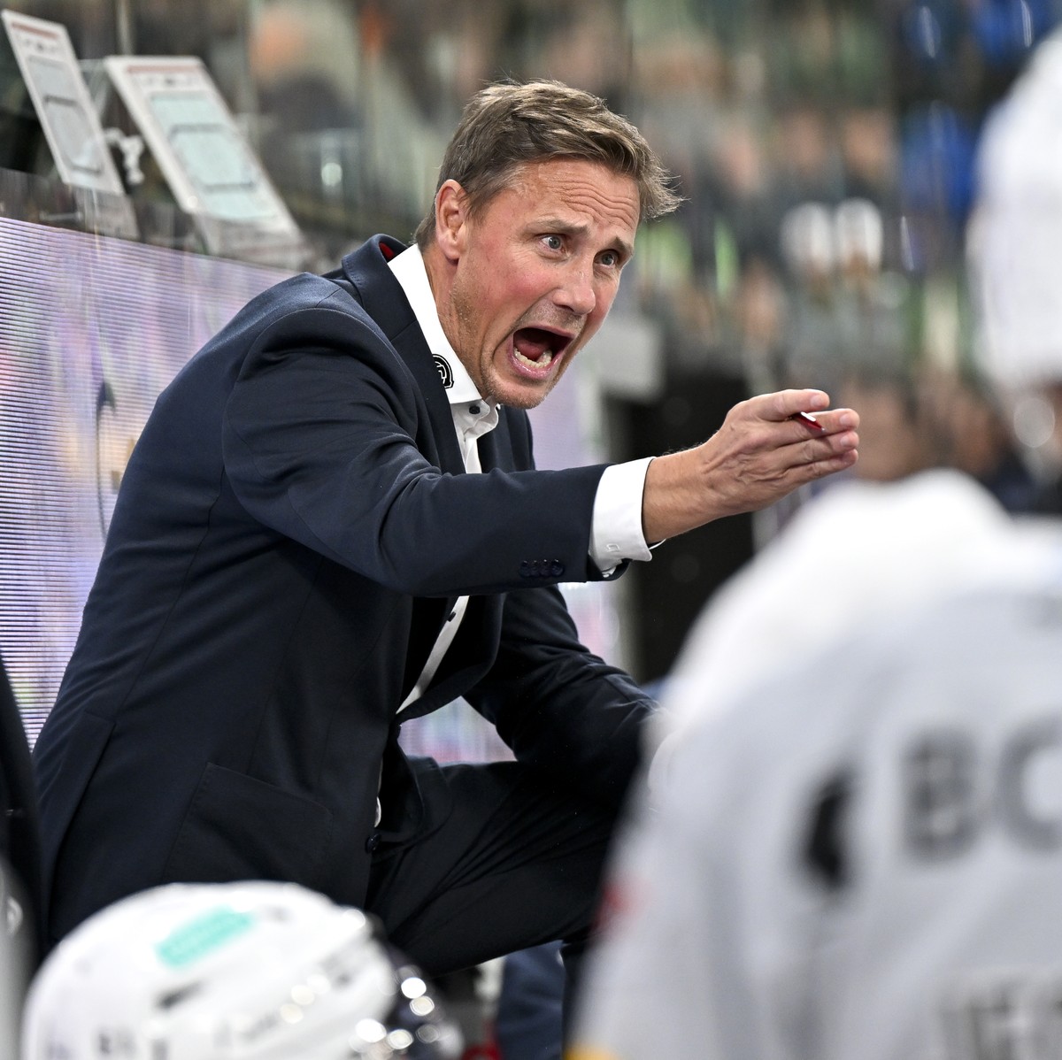Head Coach Roger Roennberg (HCFG) hinter der Bande beim Time Out, im Eishockey Spiel der National League zwischen HC Davos, HCD und HC Fribourg-Gotteron, HCFG, am Samstag, 4. Oktober 2025, in der zond ...