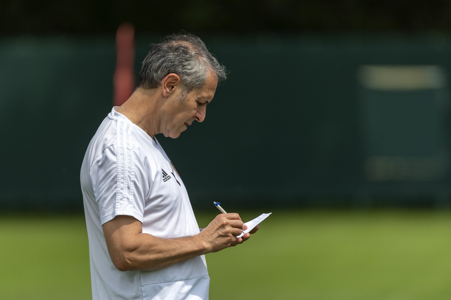 Basels Cheftrainer Marcel Koller macht sich Notizen beim Trainingsstart des FC Basel 1893 in Basel, am Dienstag, 18. Juni 2019. (KEYSTONE/Georgios Kefalas)