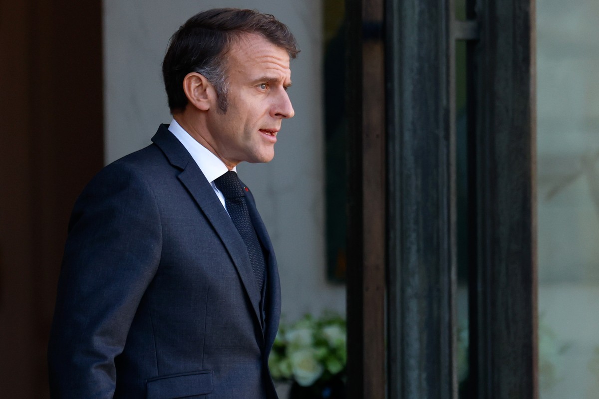epa12459615 French President Emmanuel Macron waits for the arrival of the European Commission president at the Elysee Palace in Paris, France, 17 October 2025. EPA/MOHAMMED BADRA