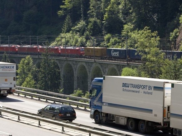 Der Güterverkehr durch die Schweizer Alpen hat im ersten Halbjahr 2019 abgenommen - auf der Strasse ebenso wie auf der Schiene. (Archivbild)