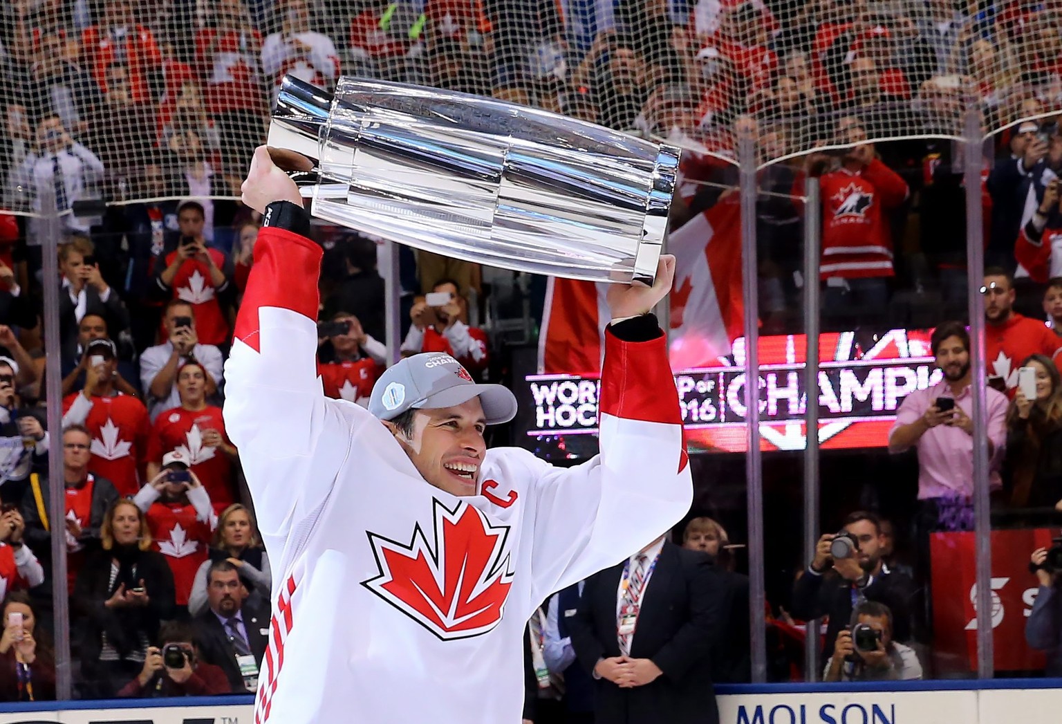 =Canada&#039;s Sidney Crosby hoists the trophy following his team&#039;s victory over Europe in the World Cup of Hockey finals, in Toronto on Thursday, Sept. 29, 2016. (Bruce Bennett/Pool Photo via AP ...