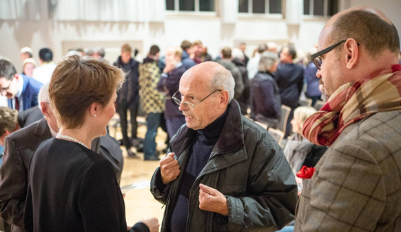 Ein Mann diskutiert mit Bundesrätin Sommaruga.