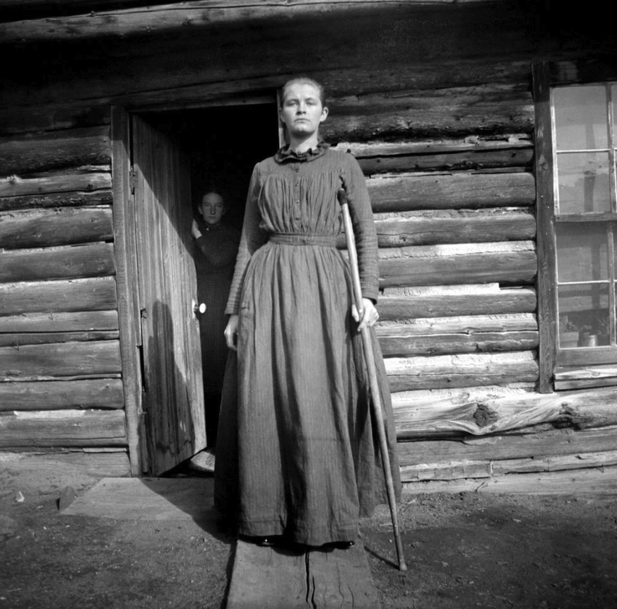 Lizzie Nichols and Carrie Hinman, 1899, photo by Lora Webb Nichols,
Lora Webb Nichols Photography Archive http://www.lorawebbnichols.org/