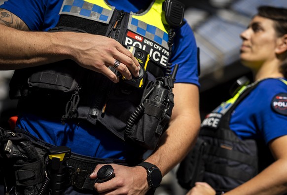 Ein Polizist der Transportpolizei der SBB demonstriert das starten der Aufzeichnug einer Bodycam waehrend er auf mit einer Polizistin auf Patrouille am Zuercher Hauptbahnhof ist, aufgenommen am Donner ...