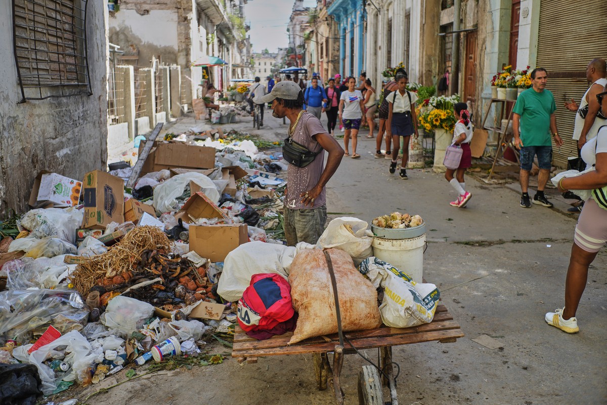 A waste picker eyes a trash heap for salvageable items on a street in Havana, Tuesday, Oct. 21, 2025. (AP Photo/Ramon Espinosa)
Cuba Daily Life