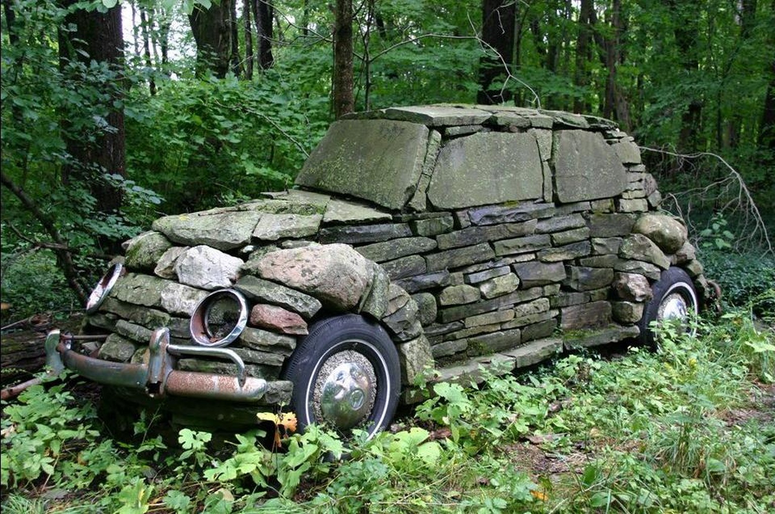Скульптура из автомобилей