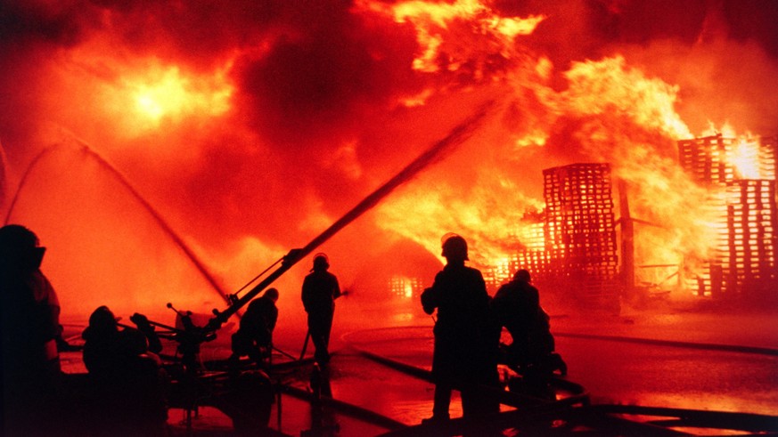 ARCHIVE --- VOR 30 JAHREN, AM 1. NOVEMBER 1986, BRACH AUF DEM GELAENDE DER DAMALIGEN CHEMIEFIRMA SANDOZ IN SCHWEIZERHALLE EIN GROSSBRAND AUS. EIN LAGERGEBAEUDE MIT UEBER 1000 TONNEN CHEMIKALIEN BRANNT ...