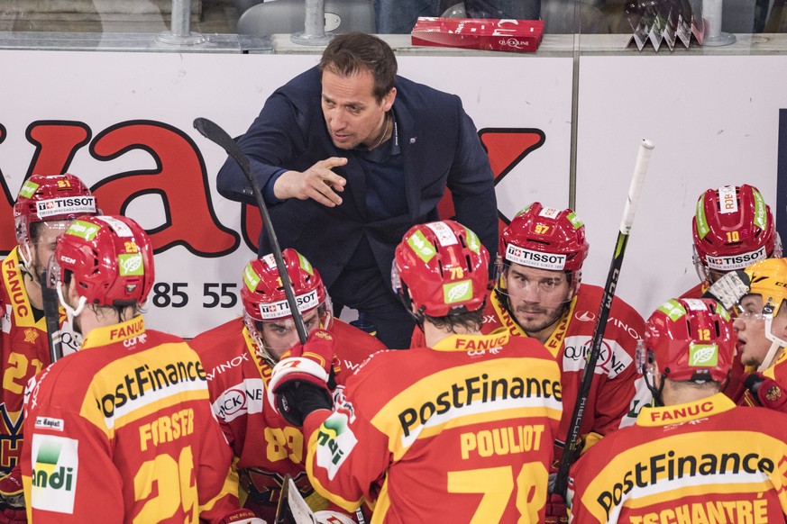 Cheftrainer Antti Toermaenen, Mitte, instruiert seine Spieler in einem Time-Out kurz vor Schluss des fuenften Eishockey Playoff-Viertelfinalspiels der National League zwischen dem HC Biel und dem HC D ...