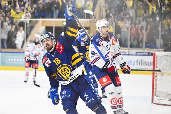 Filip Zadina (HCD) bejubelt sein 3-1 ins leere Tor beim vierten Eishockey Playoff Halbfinalspiel der National League zwischen dem HC Davos und den ZSC Lions, am Samstag, 5. April 2025, in der zondacry ...