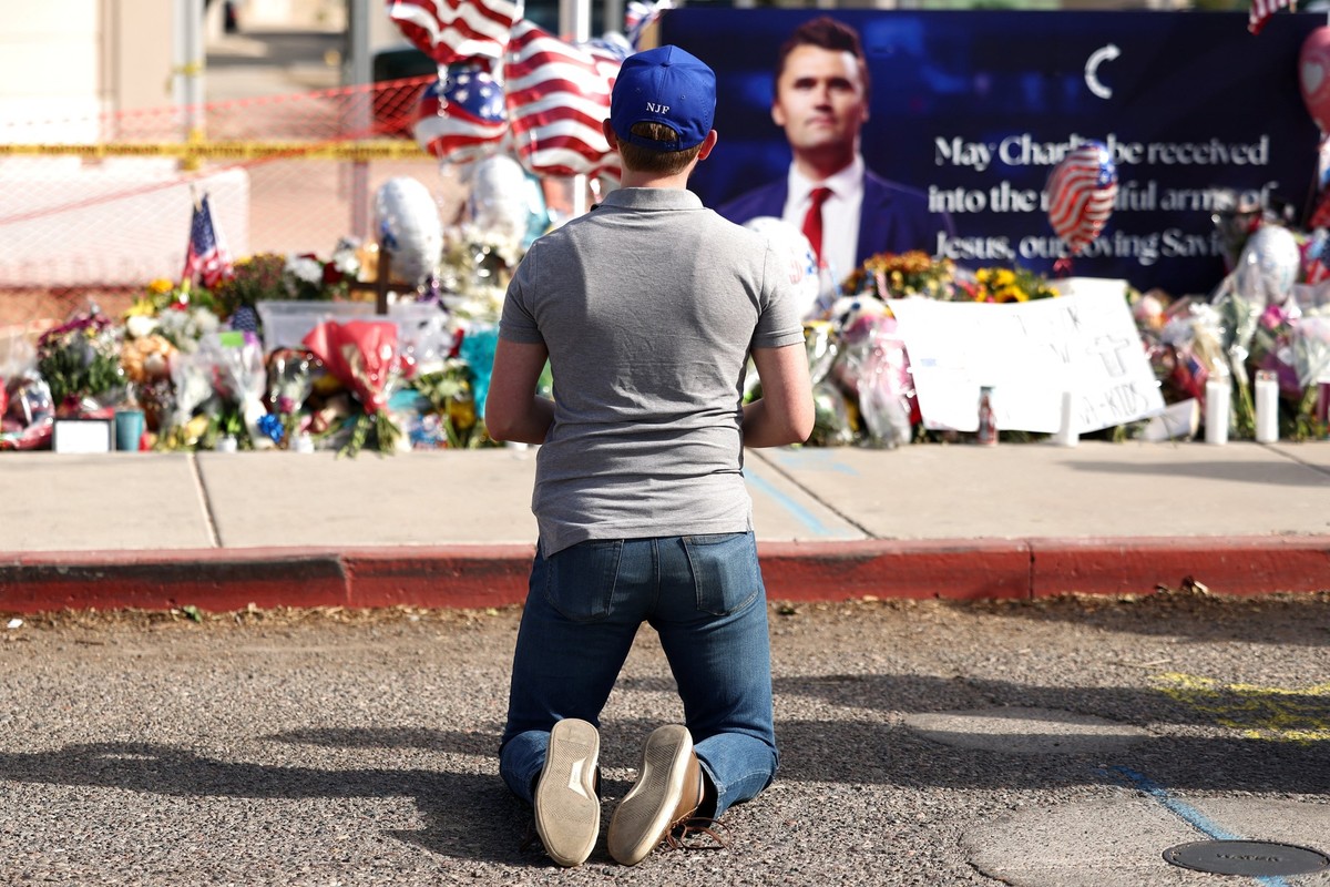 Vive émotion devant un mémorial dédié à Charlie Kirk. (Photo by CHARLY TRIBALLEAU / AFP)