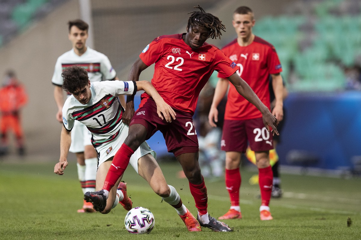 epa09108847 Portugal's Francisco Trincao (L) in action against Switzerland's Alexandre Jankewitz (C) during the UEFA European Under-21 Championship group D soccer match between Switzerland a ...