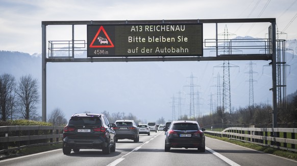 Stockender Verkehr und ein Hinweisschild, dass die Autobahn nicht verlassen werden soll, auf der A13 in Richtung Sueden, aufgenommen am Freitag, 7. April 2023, in Landquart. Ueber die Ostertage werden ...