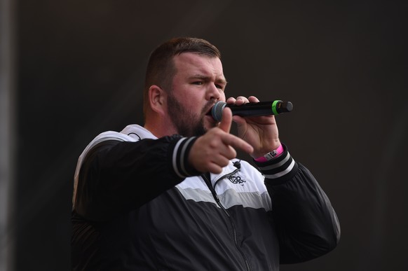 03.09.2018, Sachsen, Chemnitz: Jan Monchi Gorkow der Band Feine Sahne Fischfilet steht bei einem Konzert unter dem Motto «#wirsindmehr» auf dem Parkplatz vor der Johanniskirche auf der Buehne. Bei d ...