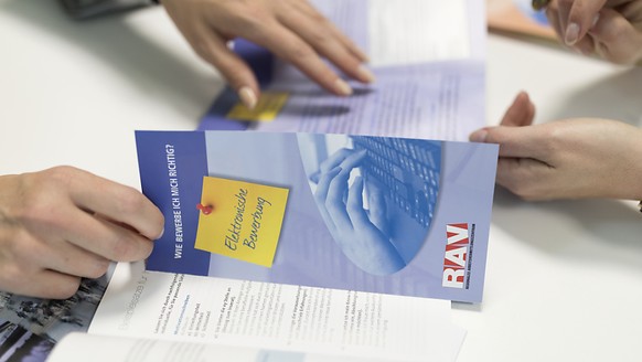Die Lage am Schweizer Arbeitsmarkt bleibt angespannt - das zeigt auch die Entwicklung der Stelleninserate. (Archiv)