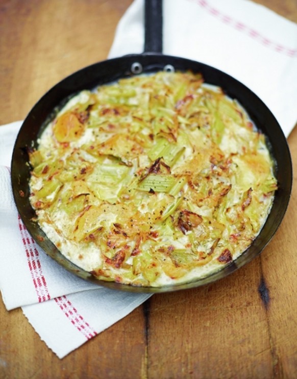 cheesy leeks a la oliver lauch käse pfanne essen kochen food vegi gemüse http://www.jamieoliver.com/recipes/cheese-recipes/cheesy-leeks-la-oliver/