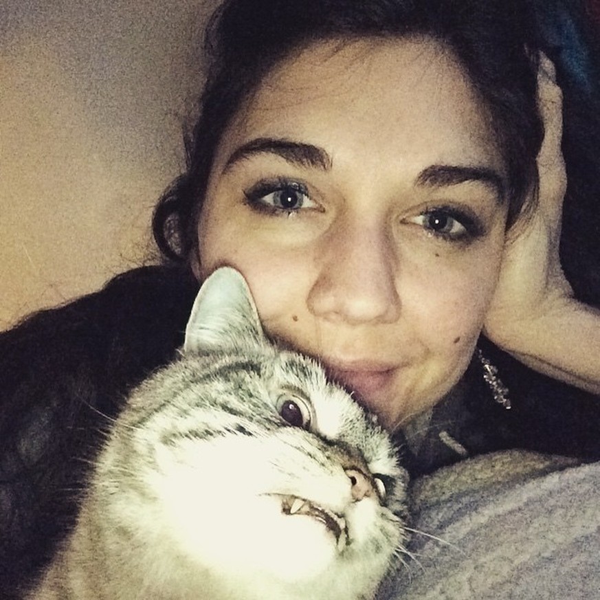 Und sogar auf dem Selfie mit Frauchen Kaet bleibt der böööse Blick.