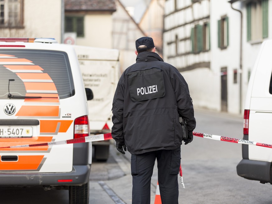 Polizisten ermitteln nach einerm Toetungsdelikt in Hemmental, am Montag, 14. Dezember 2015. In einer Wohnung in Hemmental im Kanton Schaffhausen hat die Polizei am spaeten Sonntagabend zwei Maenner to ...