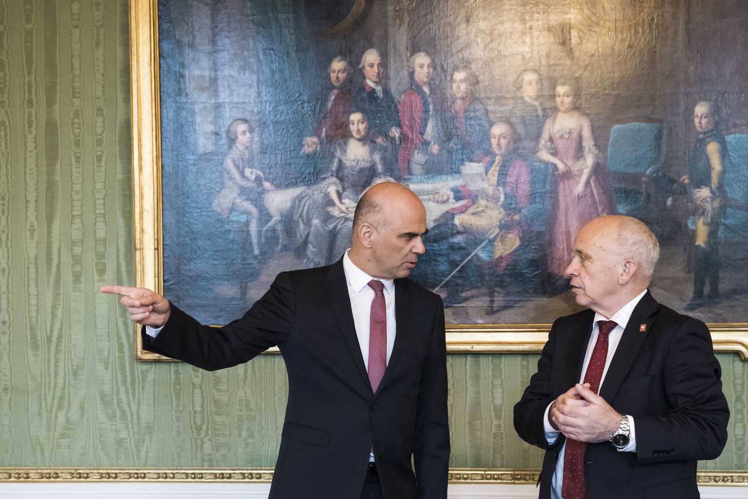 Bundespraesident Alain Berset, links, diskutiert mit Bundesrat Ueli Maurer zu Beginn der Von-Wattenwyl-Gespraeche, am Freitag, 4. Mai 2018 in Bern. (KEYSTONE/Peter Klaunzer)