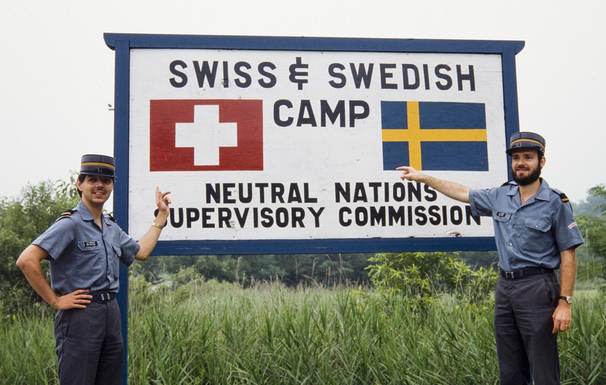 Oberleutnant Rene Haeusler, links, und Oberleutnant Daniel Furrer, rechts, posieren vor dem Eingang des Camps der schweizerischen und schwedischen Delegation in Panmunjom am 19. Juli 1983. Die Neutral ...