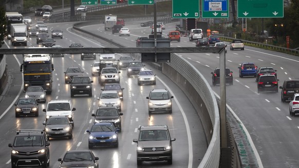 Autos fahren in dichtem Verkehr auf nasser Fahrbahn auf der Autobahn A1 bei Bern, am Freitag, 4. Oktober 2019. (KEYSTONE/Peter Klaunzer)