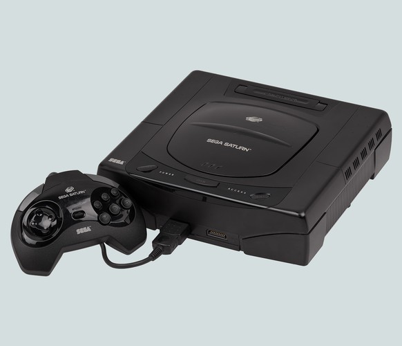 Die Konsole Sega Saturn mit optischem Laufwerk im Jahr 1994.