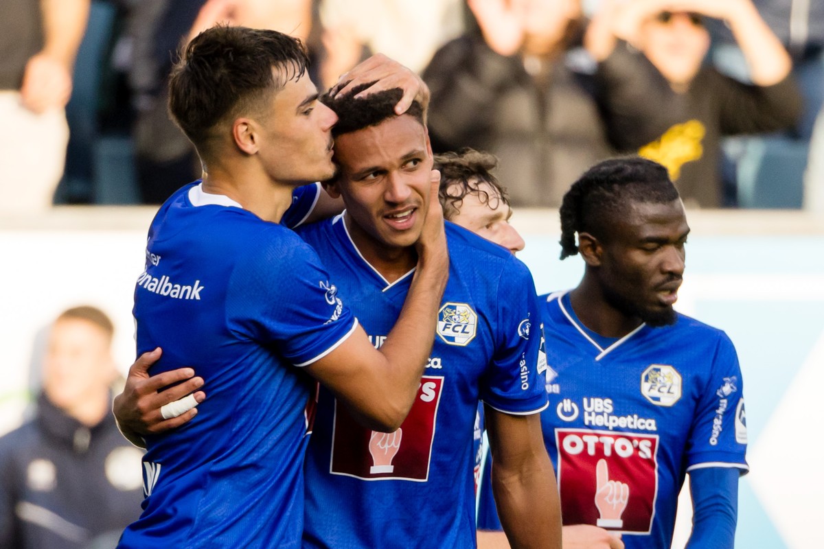 Luca Jaquez (FCL), Mitte, bejubelt sein Tor zum 1:0 mit Donat Rrudhani (FCL), links, im Fussball Meisterschaftsspiel der Swiss Super League zwischen dem FC Luzern, FCL, und dem FC Basel 1893, FCB, am  ...