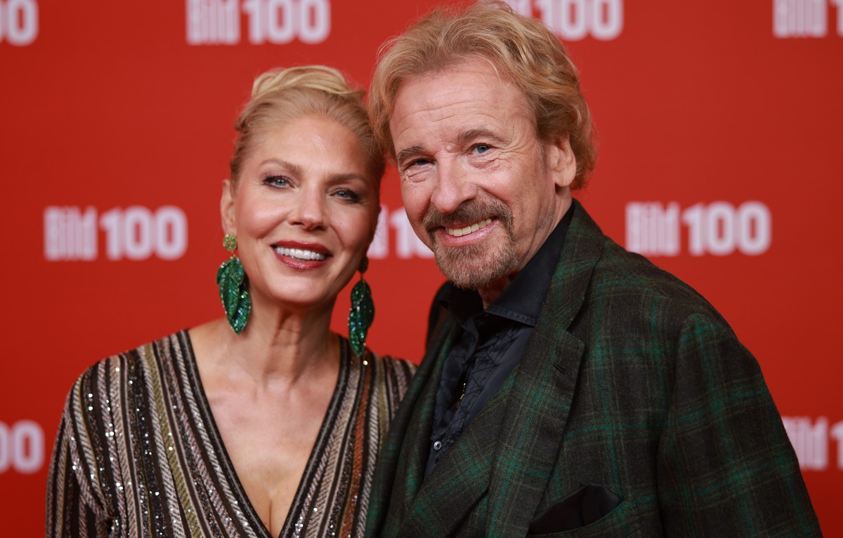 epa12387900 German TV entertainer Thomas Gottschalk (R) and his wife Karina Mross attend the Bild100 reception in Berlin, Germany, 18 September 2025. Leading decision makers in politics, economy, spor ...