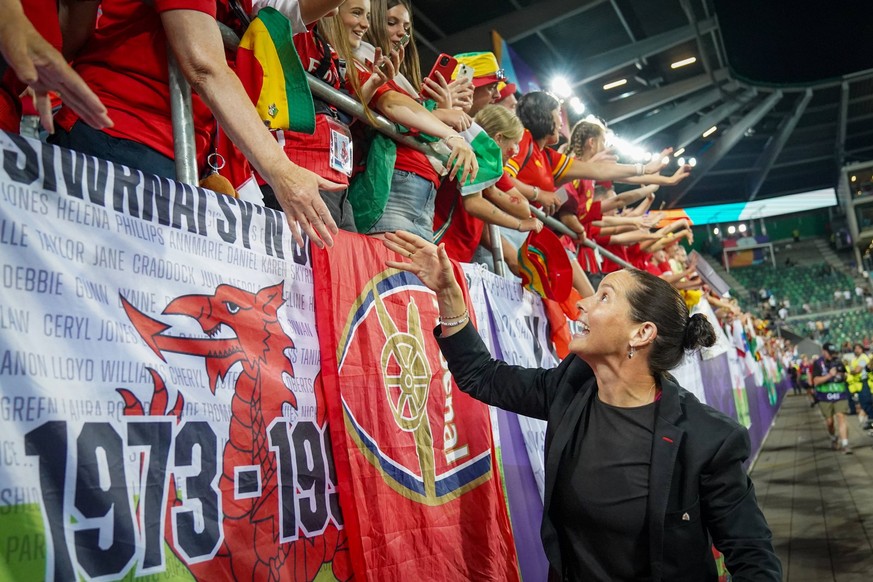 UEFA Womens EURO 2025 Frauen EM: Vorrunde, 3. Spieltag - England vs Wales - Kybunpark St. Gallen, Schweiz: Rhian Wilkinson Trainerin, Wales bedankt sich bei den zahlreichen Fans die sie und das Team f ...