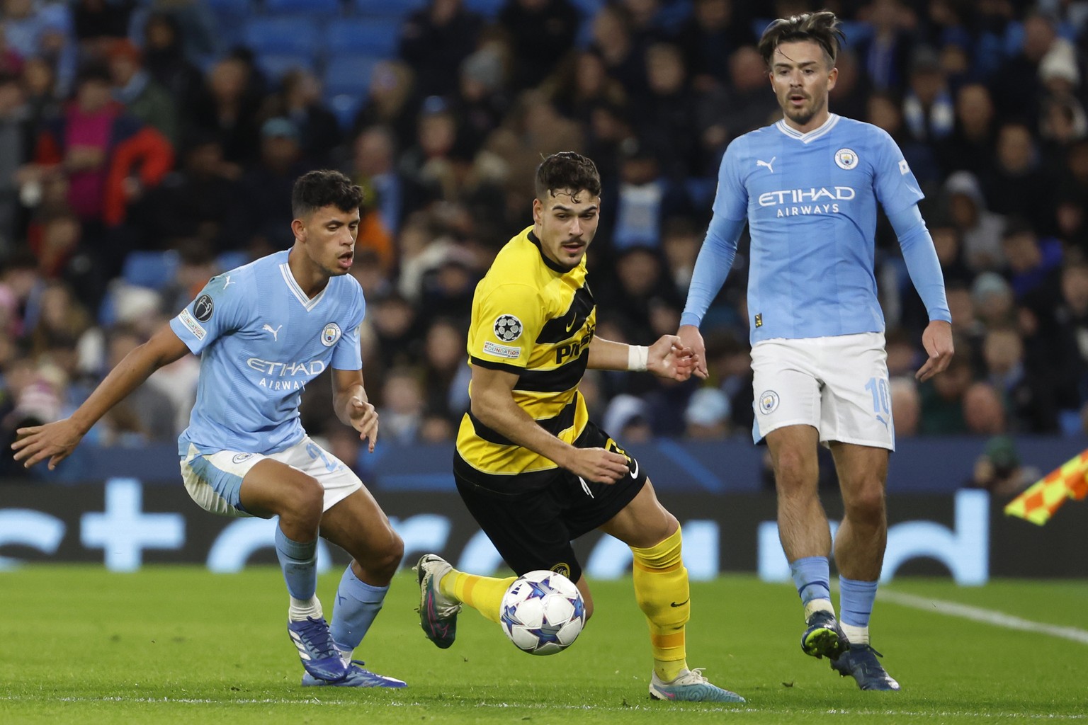 Manchester City&#039;s Matheus Nunes, YB&#039;s Filip Ugrinic and Manchester City&#039;s Jack Grealish, from left, in action during the Champions League group stage match between Manchester City of En ...