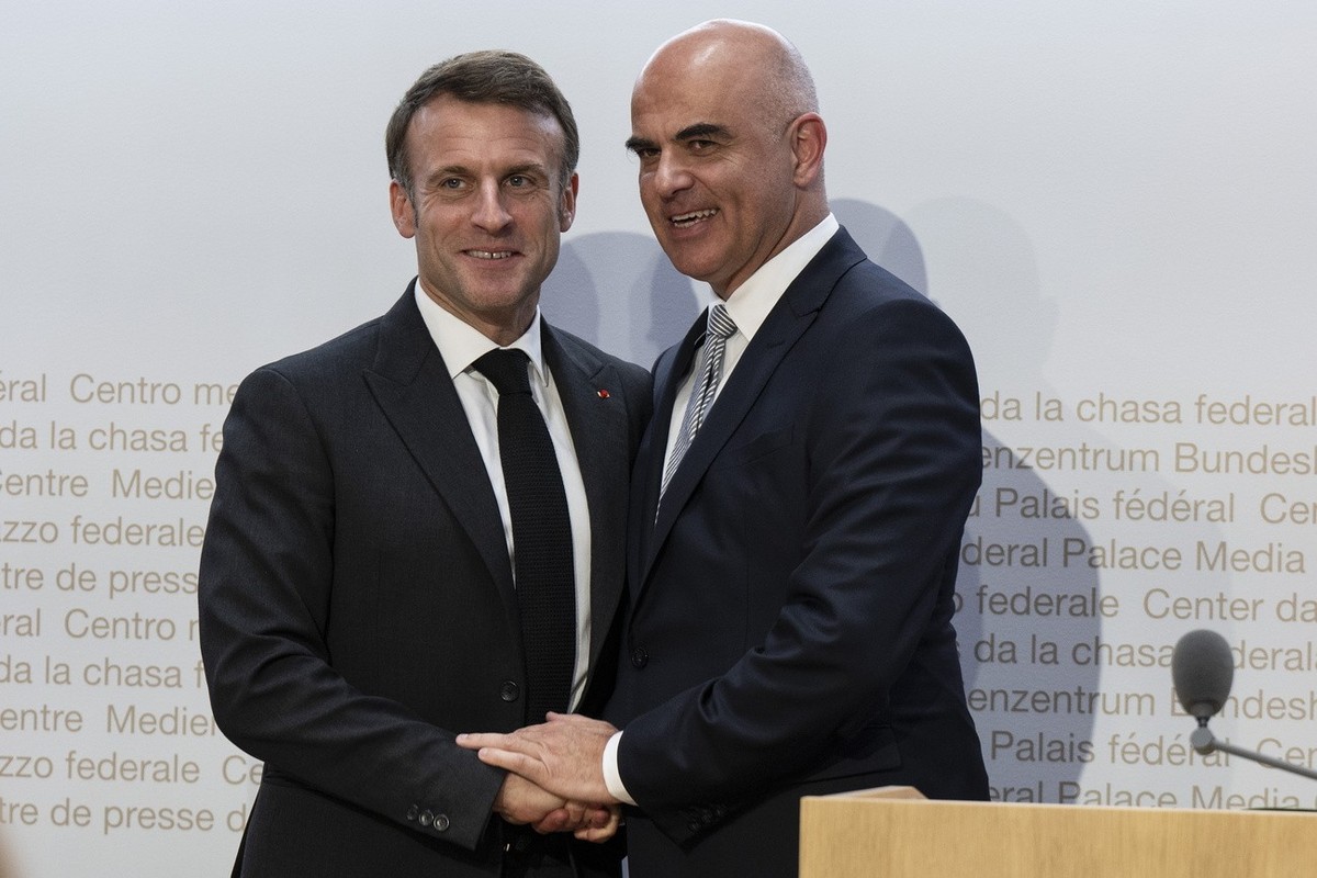 epa10976702 Switzerland's President Alain Berset (R) and French President Emmanuel Macron react during a press conference, in Bern, Switzerland, 15 November 2023. French President Macron and his  ...