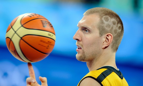 epa01432683 German basketball player Dirk Nowitzki shows his new olympic hair cut as he trains at the Olympic Basketball Gymnasium in preparation of the Beijing 2008 Olympic Games, Beijing, China, 06  ...