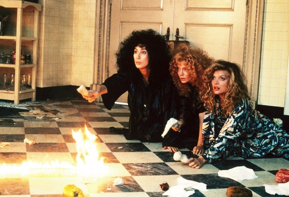 CHER, MICHELLE PFEIFFER and SUSAN SARANDON in THE WITCHES OF EASTWICK, 1987, directed by GEORGE MILLER. Copyright WARNER BROTHERS. Credit: WARNER BROTHERS / Album