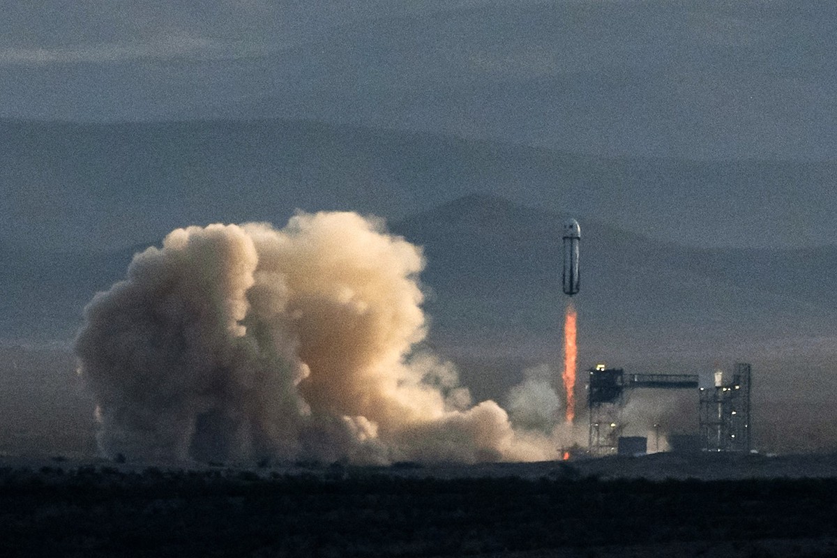 VAN HORN, TEXAS - APRIL 14: Blue Origin's New Shepard rocket carrying astronauts Aisha Bowe, Amanda Nguyn, Kerianne Flynn, Gayle King, Katy Perry, and Lauren Sánchez lifts off from Launch Site On ...