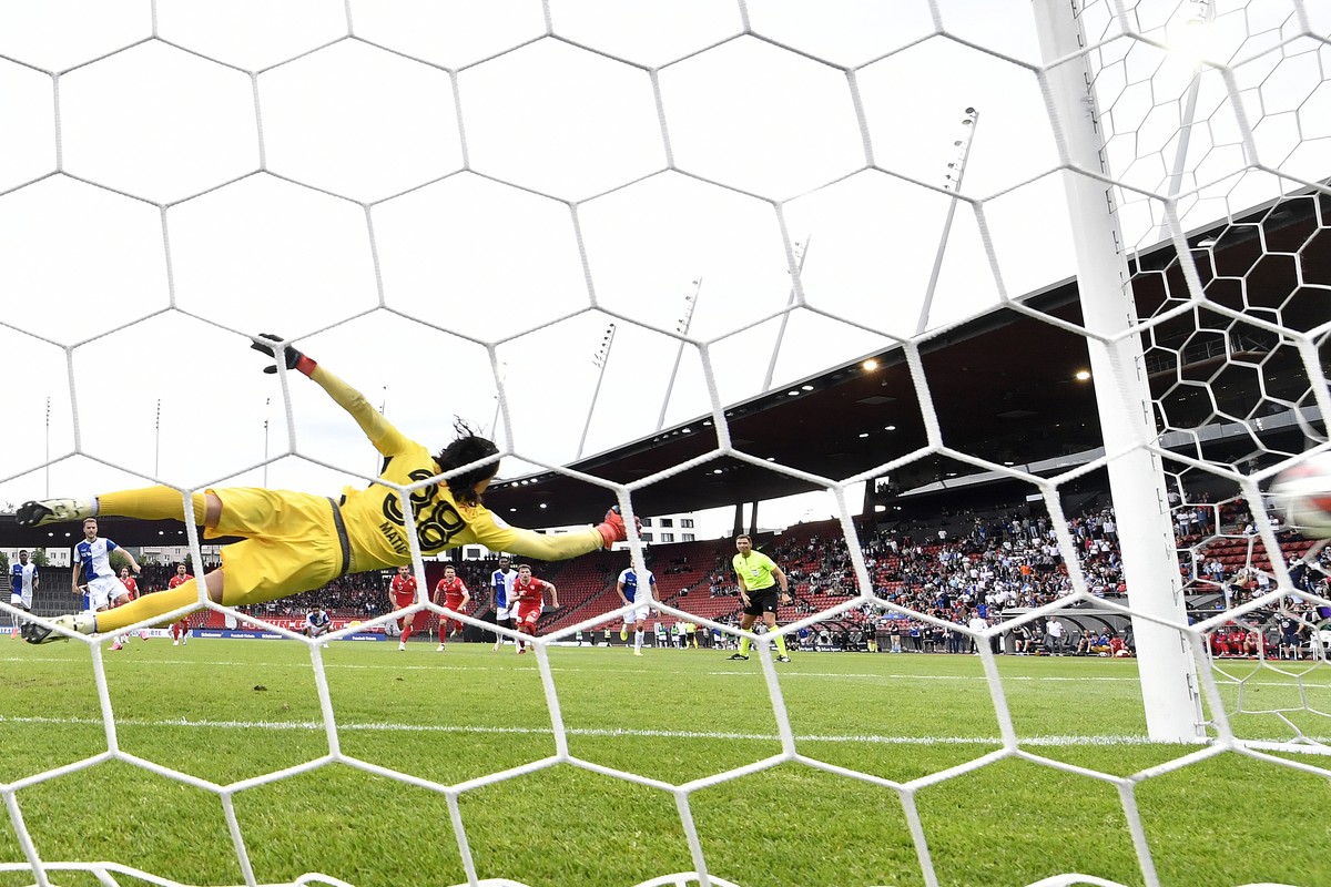 Der Grasshopper Giotto Morandi bezwingt den Thuner Torheuter Mateo Matic per Penalty zum 1-1 beim Fussball Barrage-Spiel Grasshopper Club Zuerich gegen den FC Thun im Stadion Letzigrund in Zuerich am  ...
