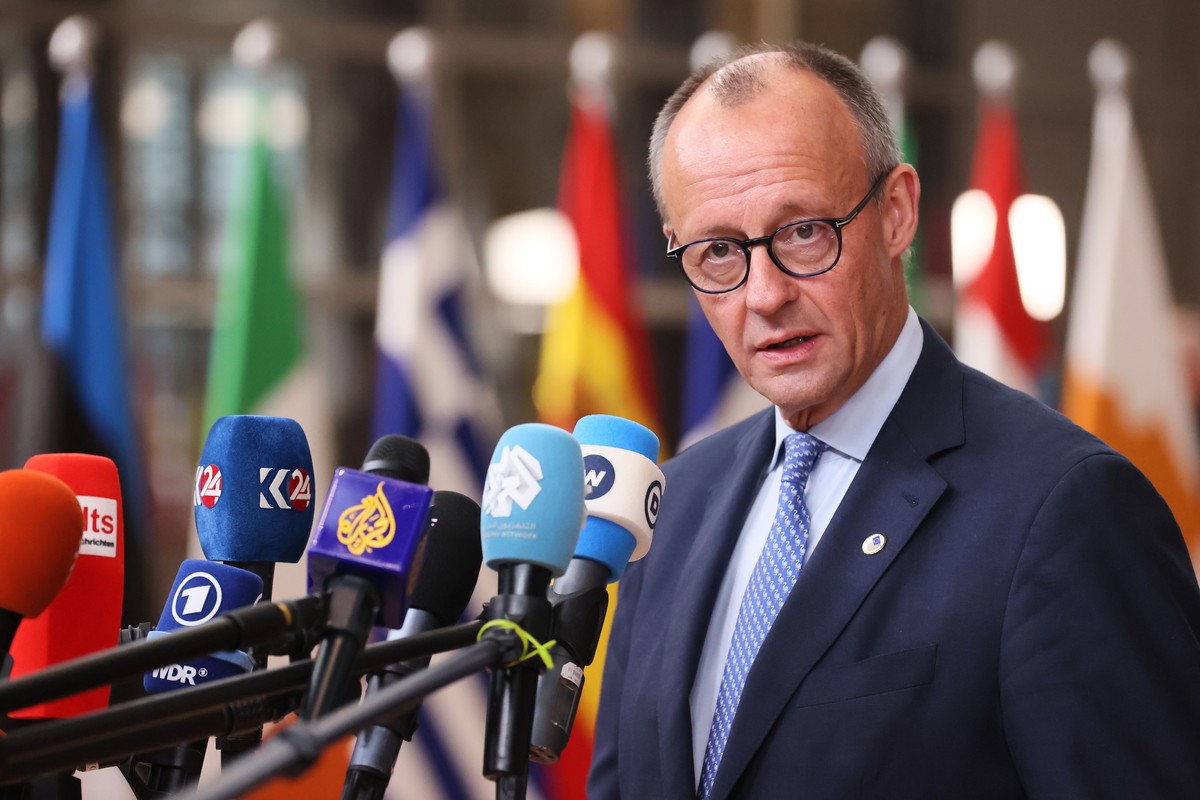Germany's Chancellor Friedrich Merz speaks with the media as he arrives for an EU Summit at the European Council building in Brussels, Thursday, Oct. 23, 2025. (AP Photo/Francois Walschaerts)
Bel ...