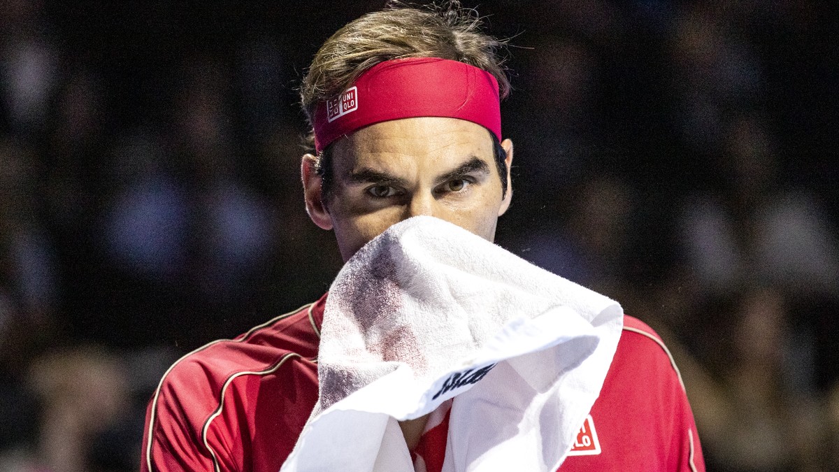 ARCHIVBILD ZUR MELDUNG, DASS ROGER FEDERER ERST 2021 AUF DIE ATP-TOUR ZURUECKKEHREN WIRD - Roger Federer of Switzerland reacts during the semifinal match against Stefanos Tsitsipas of Greece at the Sw ...