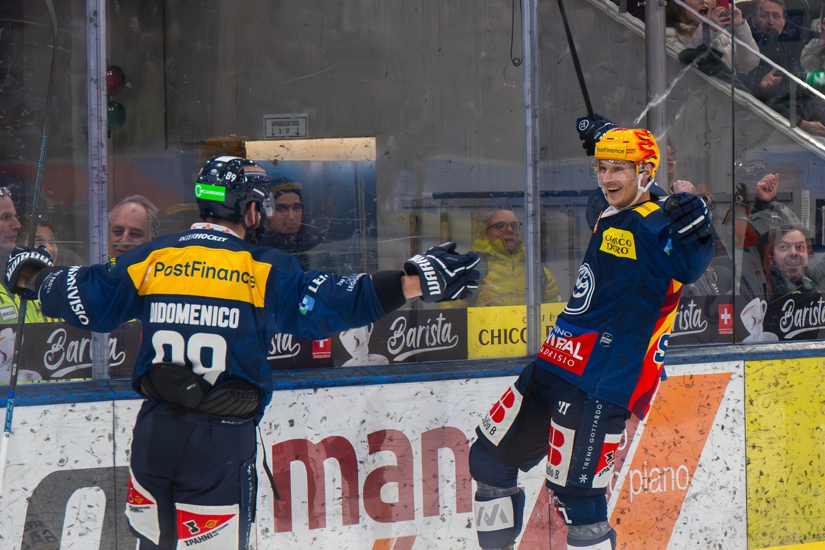 PostFinance Top Scorer Dominik Kubalik (HCAP), right, celebrates the 6 - 3 goal with Christopher DiDomenico (HCAP), left, during the regular season National League game between HC Ambri Piotta and HC  ...